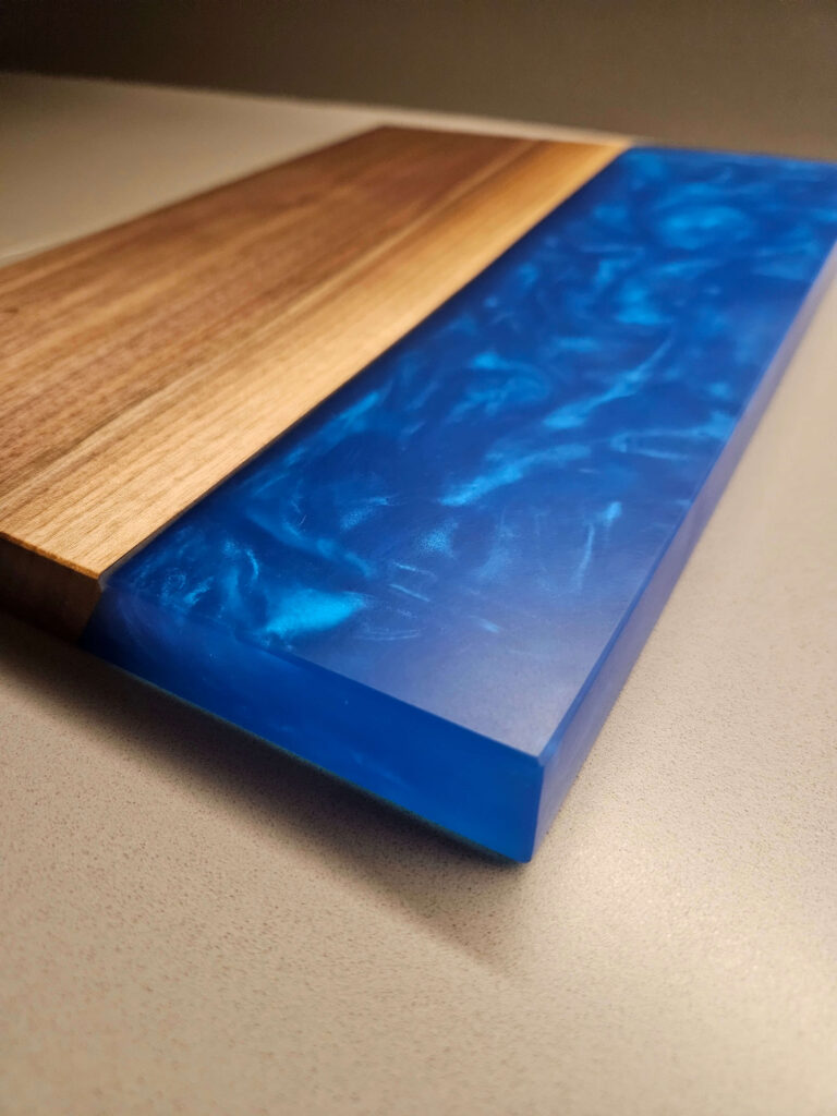 servirna deska v kombinaciji epoxy in les