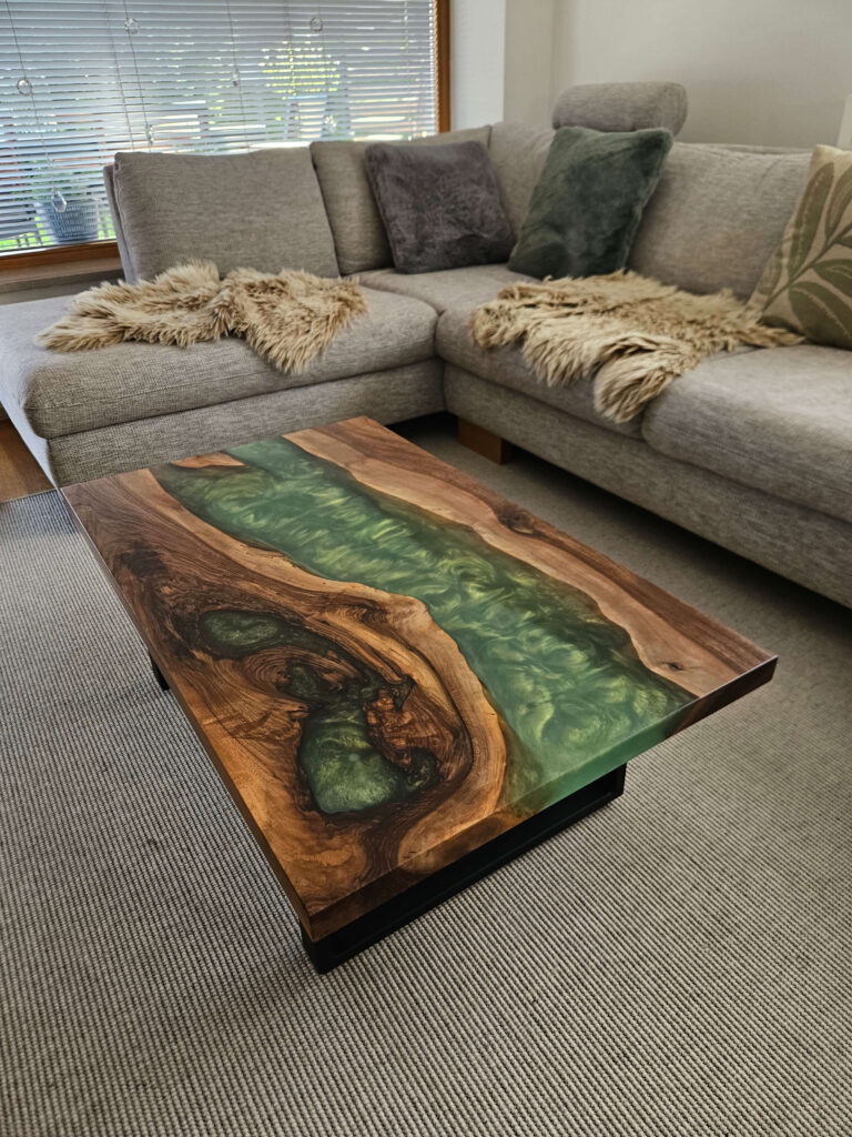 Klubska mizica v kombinaciji oreh in epoxy smola